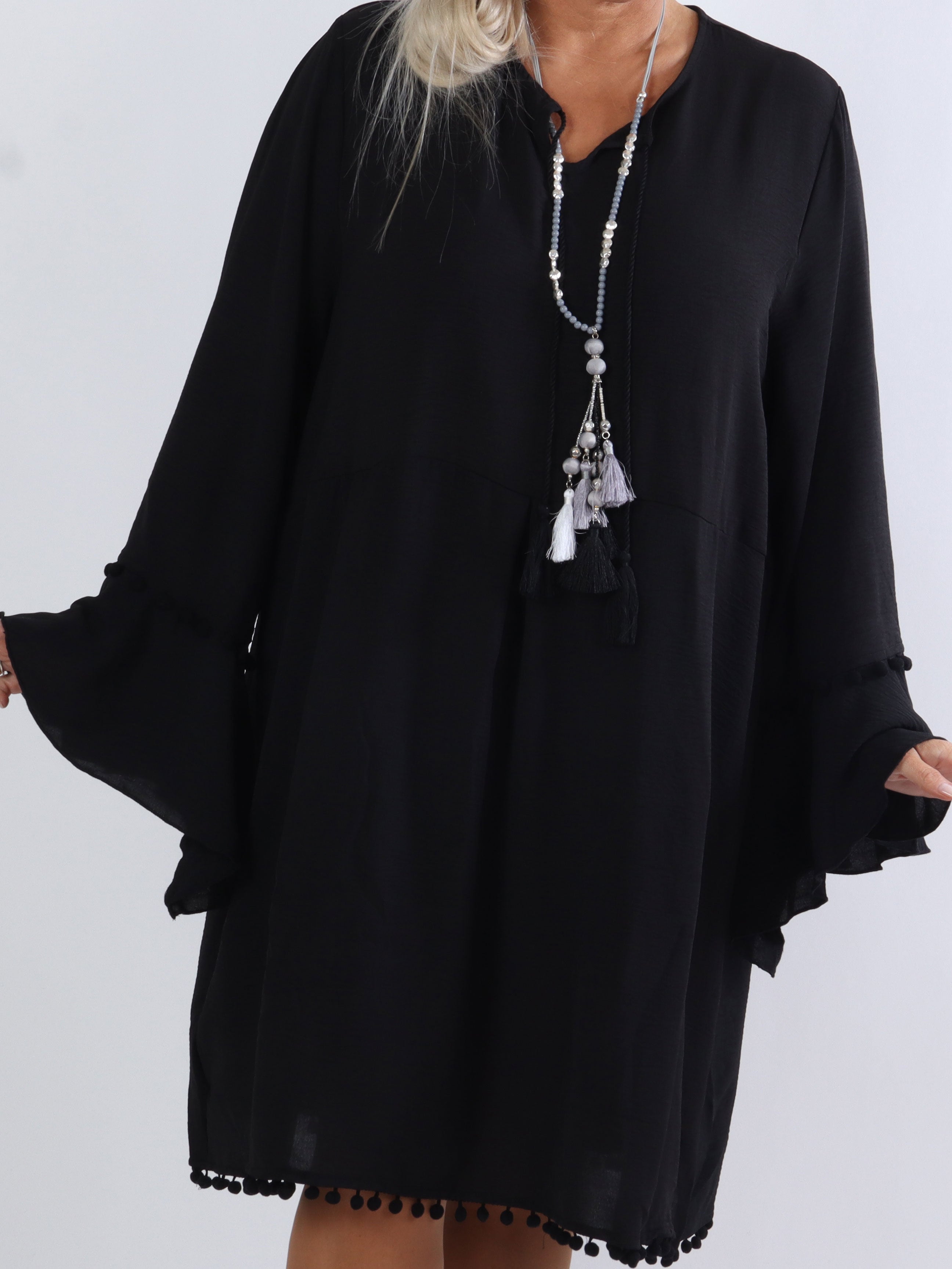 Matilda - Fin klänning i stora storlekar med pompoms